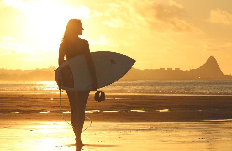 Una donna con una tavola da surf
