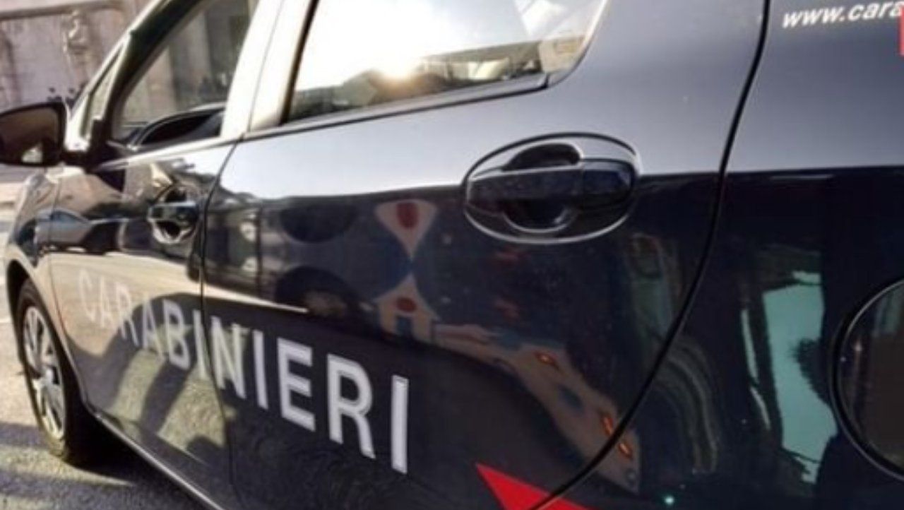 Carabinieri madre finestra