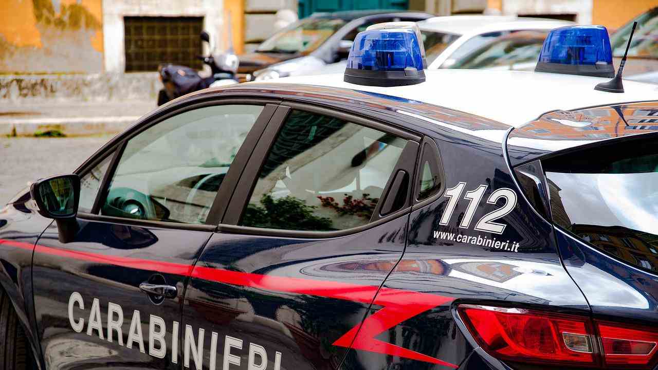 Bologna atti osceni luogo pubblico coppia fa sesso