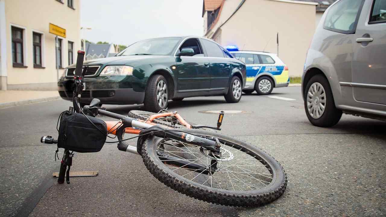 Incidente stradale muore ciclista investito automobile