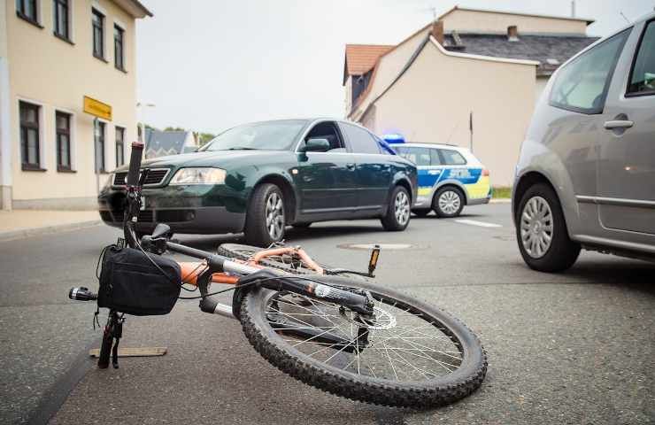 Incidente stradale muore ciclista investito automobile