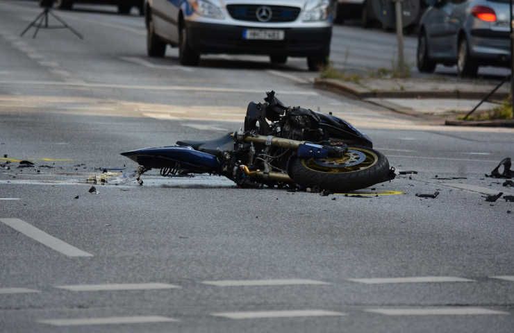 Incidente stradale muore 24 anni sbandato scooter Salerno