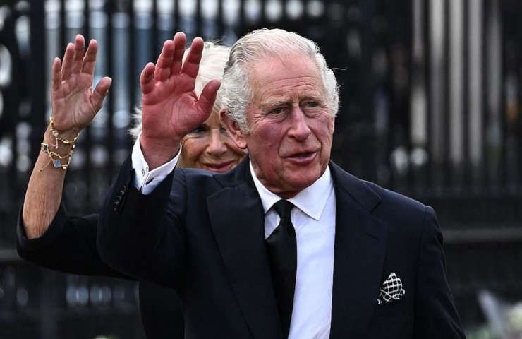 Membri famiglia reale britannica non piangono pubblico etichetta perché