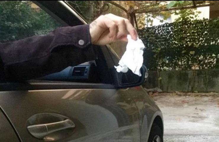Un automobilista che getta un rifiuto dal finestrino