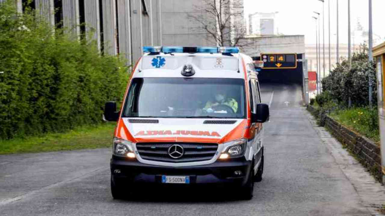 Ambulanza, bambino precipita dal balcone