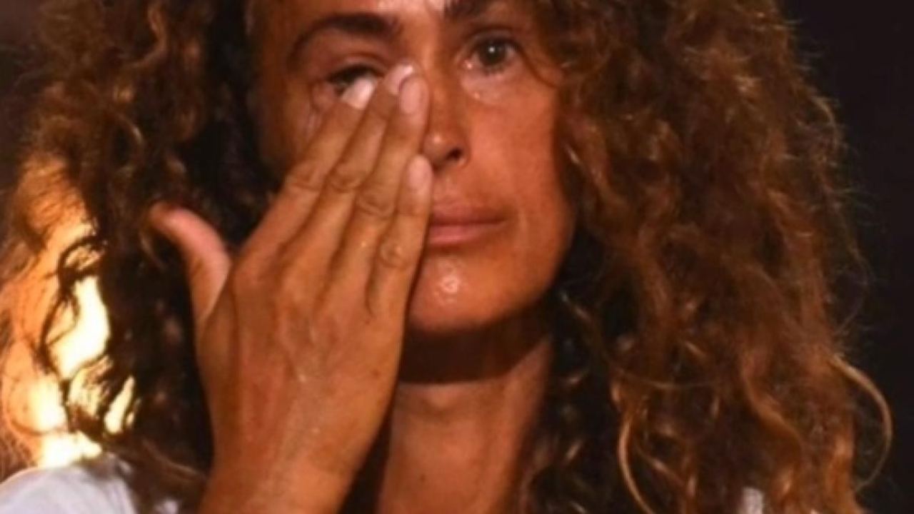 Samantha De Grenet in lacrime foto