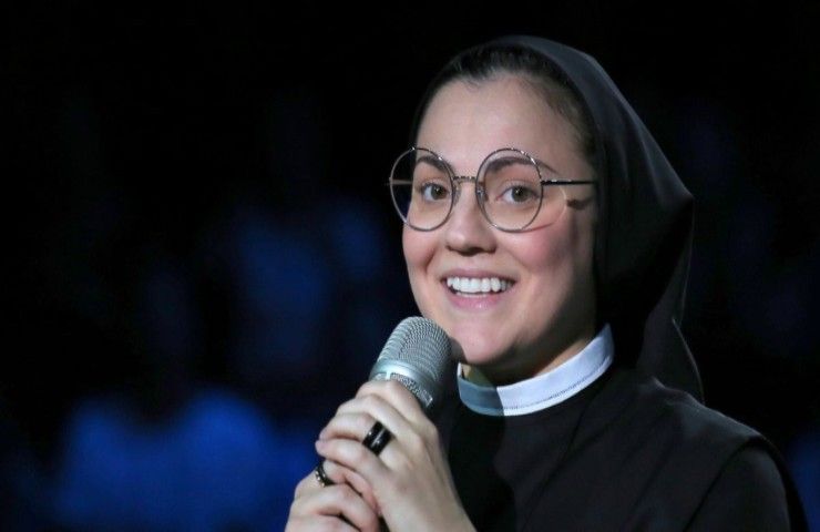 Suor Cristina lascia la chiesa