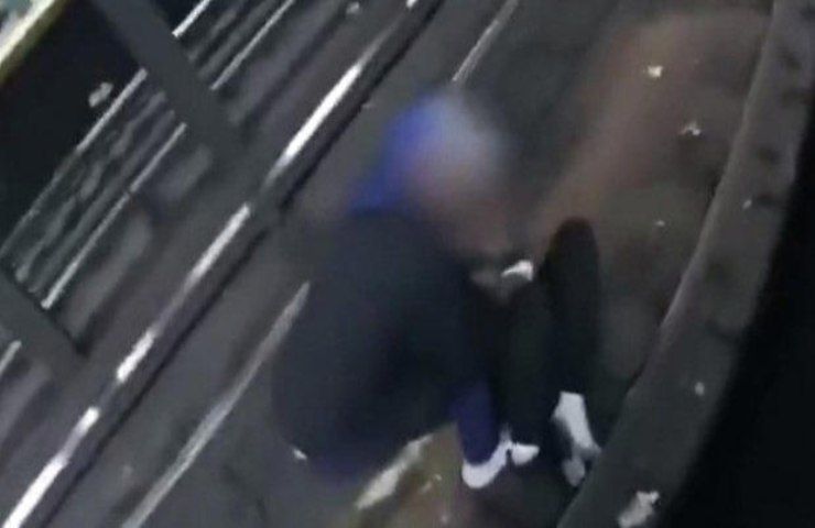 Uomo cade sui binari della metro cronaca Harlem