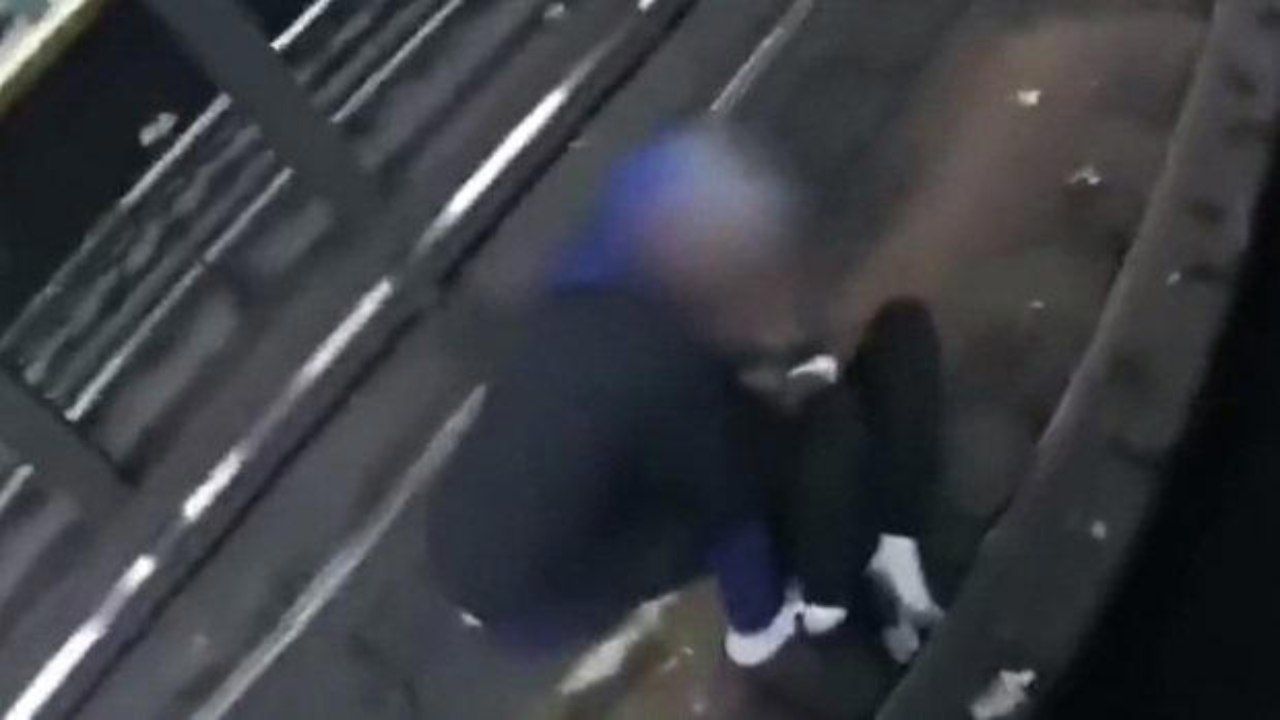 Uomo cade sui binari della metro cronaca