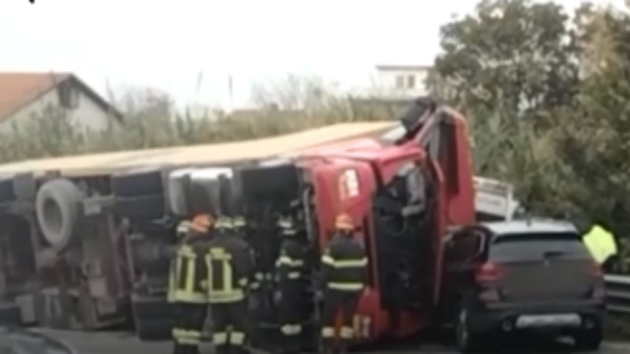 Chiaravalle, rimorchio di un tir sull’ambulanza: strage in strada