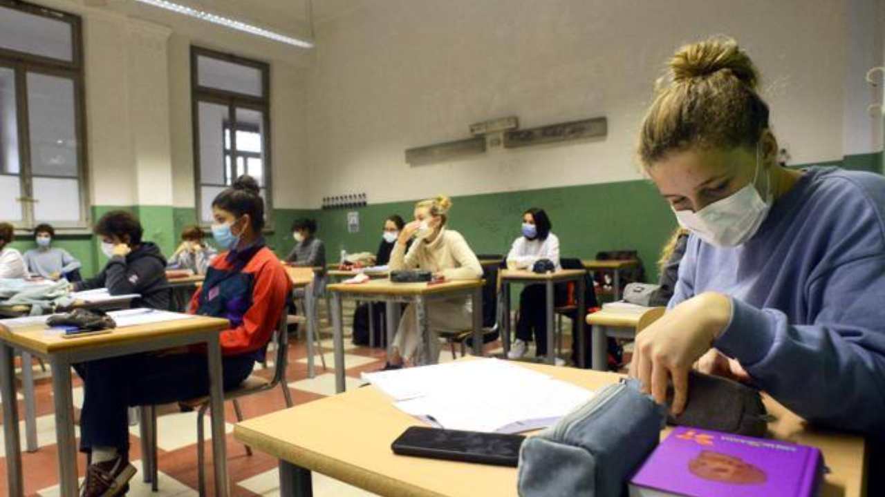 Precipita dal primo piano della scuola: grave una 12enne