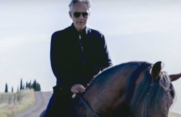 Andrea Bocelli a cavallo