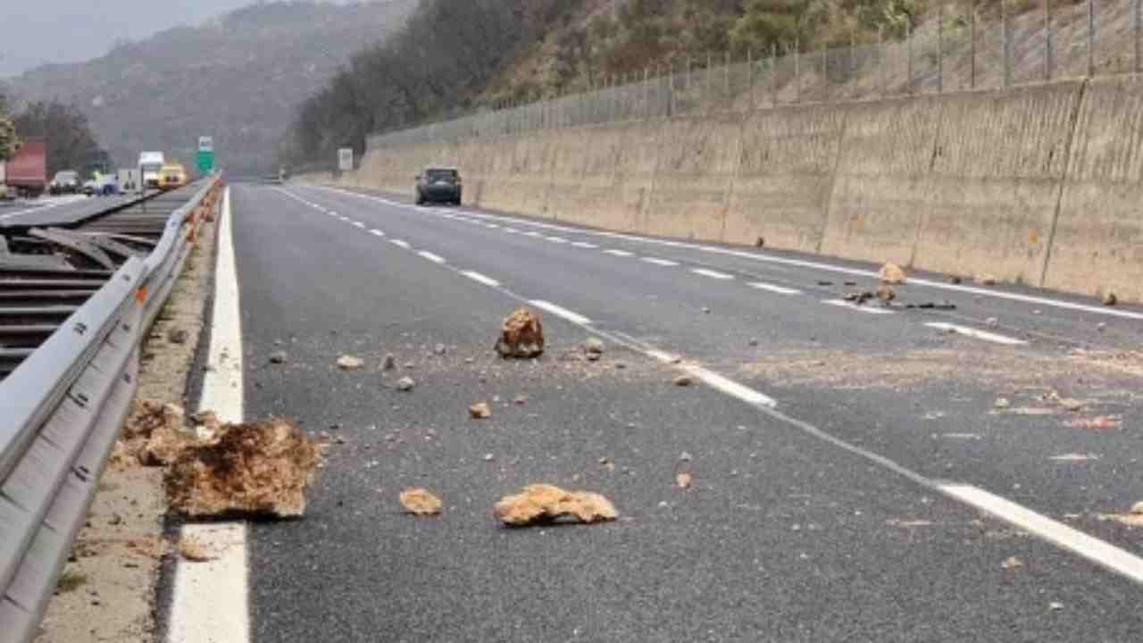 Masso sull'autostrada