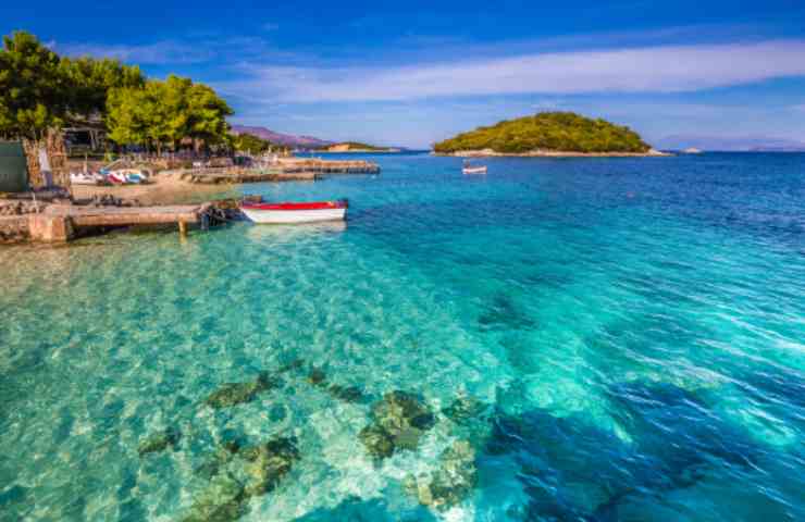 Albania paesaggio con mare turchese