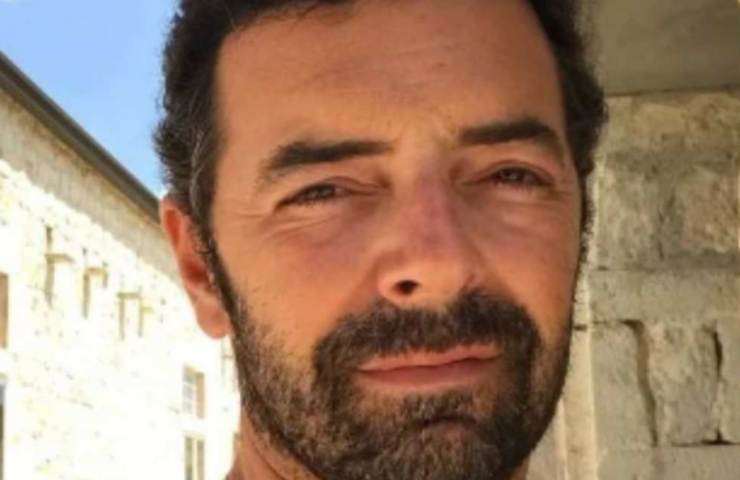 Alberto Matano felice di dare la notizia 