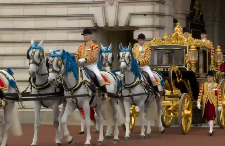 Carlo III, incoronazione in diretta