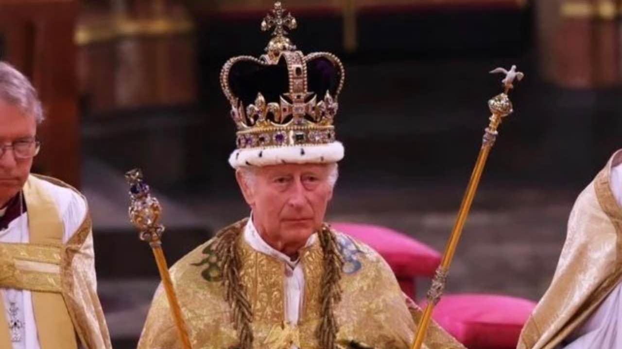 Re Carlo III viola il protocollo