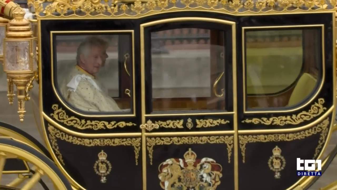 Carlo III, incoronazione in diretta