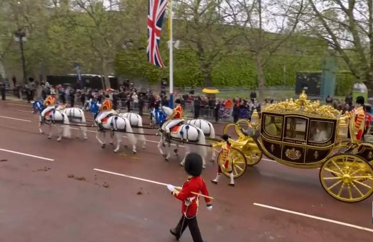 Carlo III, incoronazione in diretta