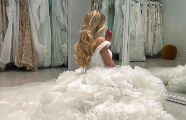 Chiara Nasti prova un abito da sposa