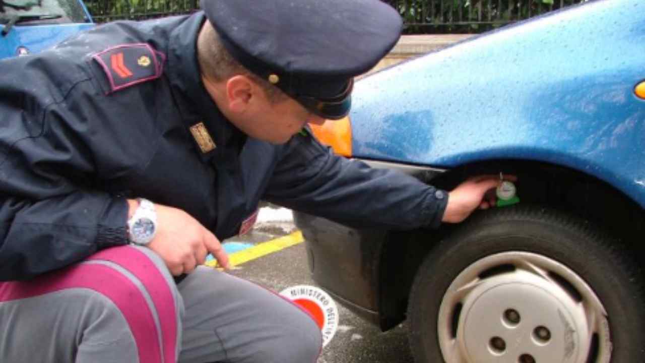 Controllo della polizia sulle ruote