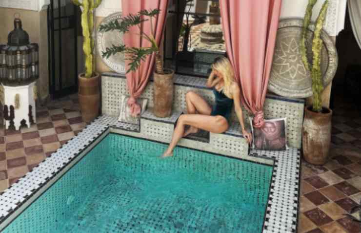 Ilary Blasi in costume in piscina