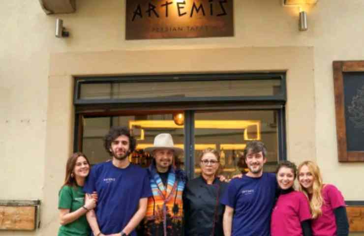 Joe Bastianich davanti al nuovo ristorante