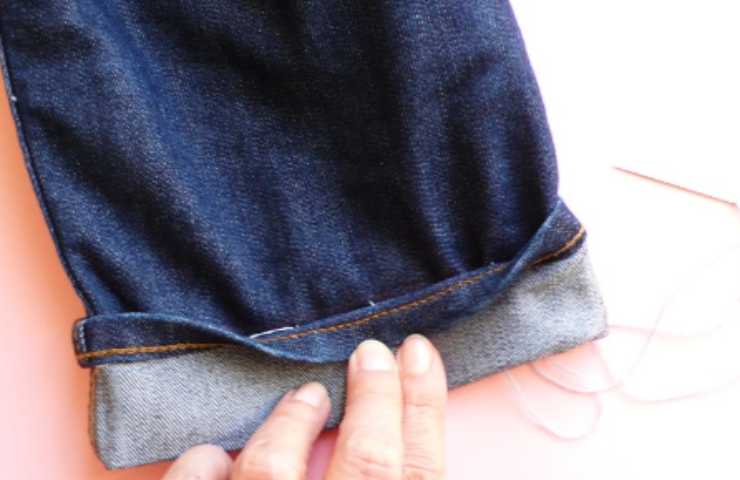 Orlo dei pantaloni a mano