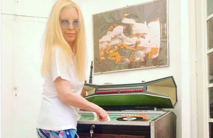 Patty Pravo accanto al suo juke box