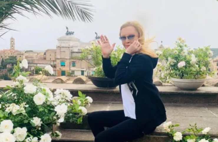 Patty Pravo nel suo attico fiorito