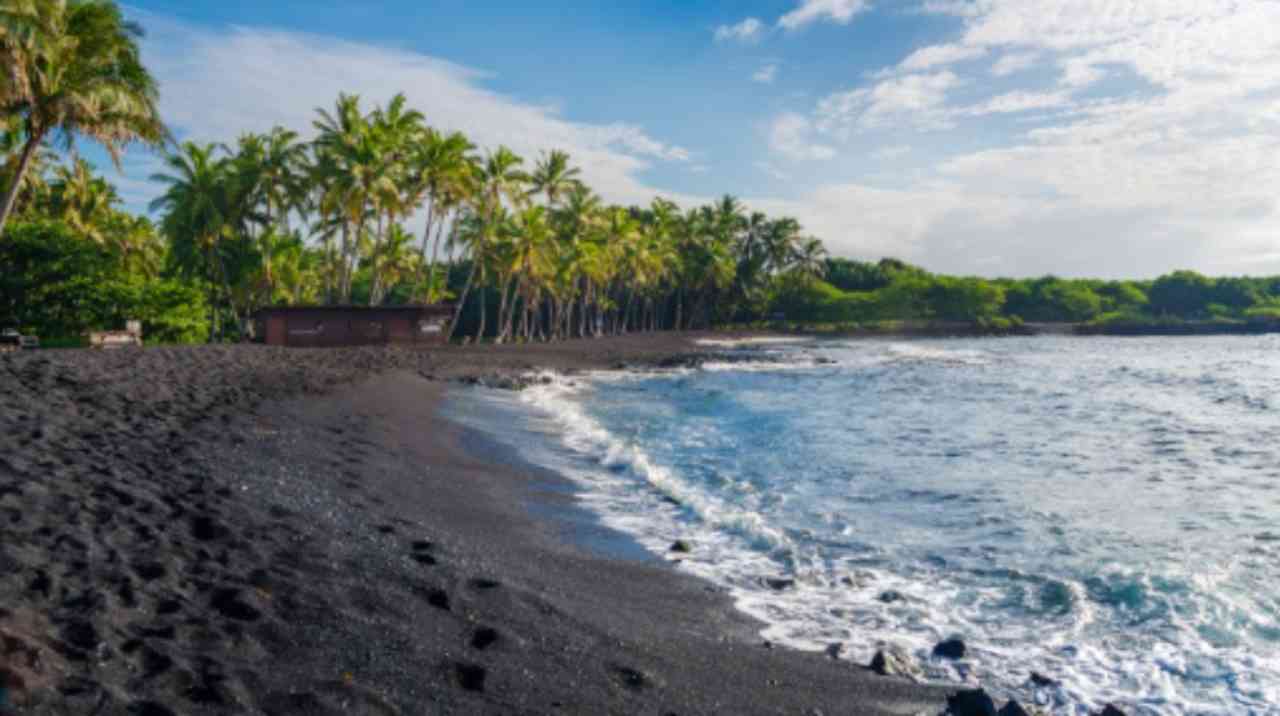 Spiaggia nera alle Hawaii