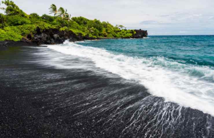 Spiaggia nera nelle isole Hawaii