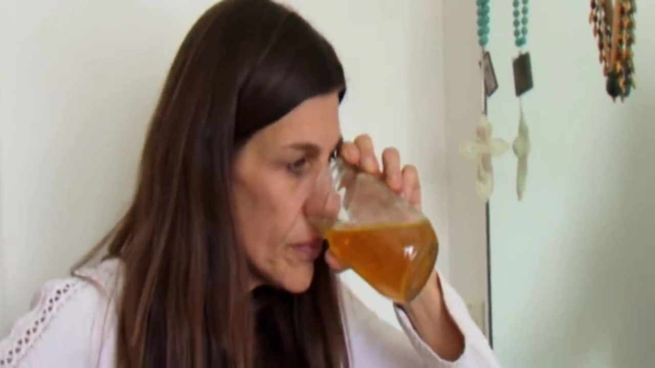 Beve la sua urina: “Fa bene alla mia salute”, ma cosa dice la scienza
