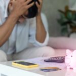 Persona in difficoltà mentre fa i conti