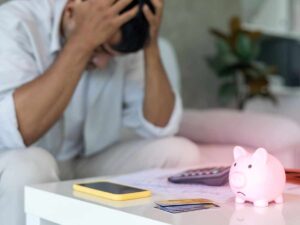 Persona in difficoltà mentre fa i conti